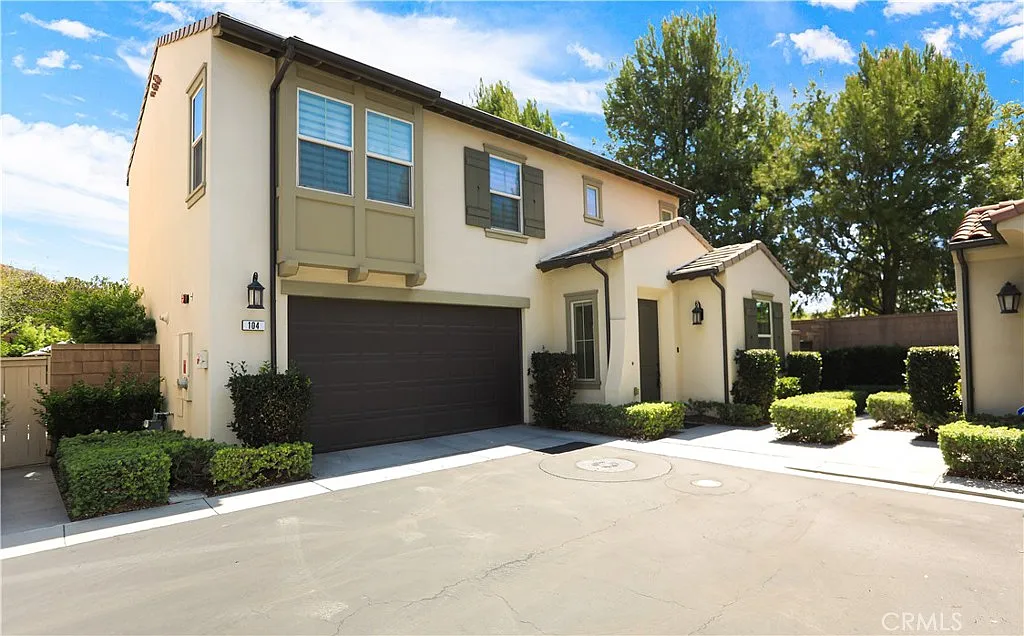 3 bed, 2.5 bath, 2019 sqft, $5,000 — Photo 1