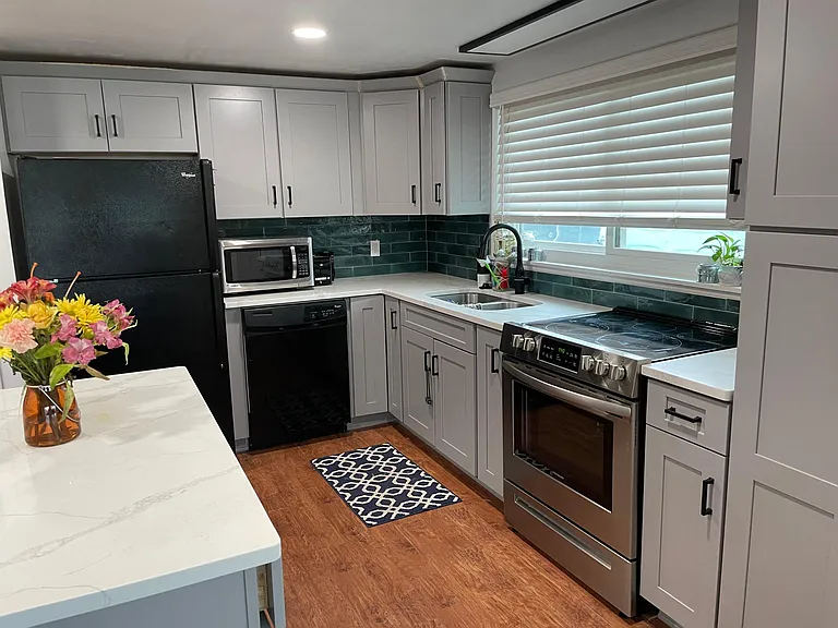 605 Lexington St — Photo 2