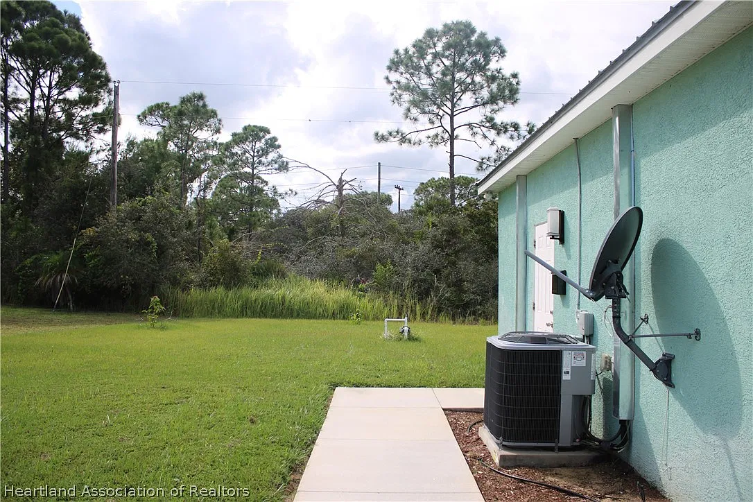 1 bed, 1.0 bath, 1378 sqft, $875 — Photo 2
