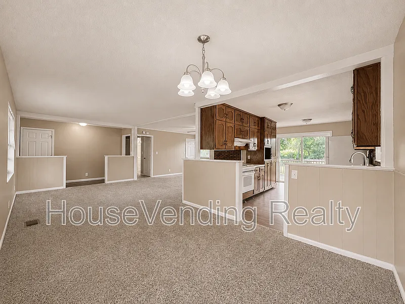 3 bed, 2.5 bath, 2184 sqft, $2,150 — Photo 3