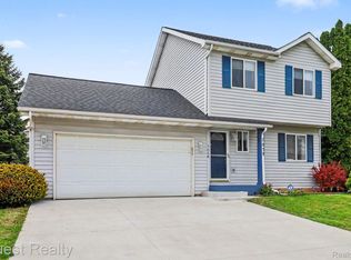 7058 Rolling Hills Dr, Waterford, MI 48327