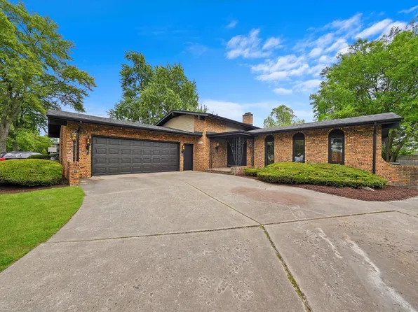 3245 N Manor Dr, Lansing, IL 60438