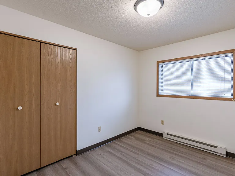 Fargo, ND Prairiewood Courts Apartments | Bedroom