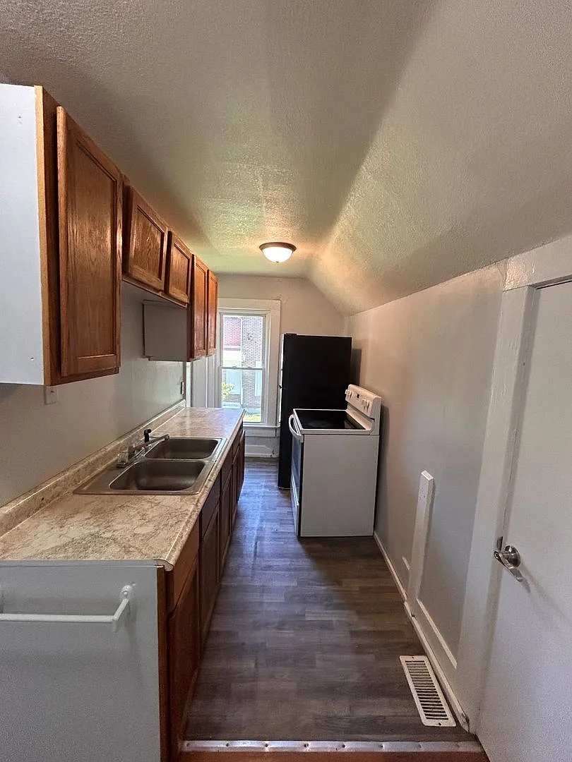 812 Huestis Ave — Photo 3
