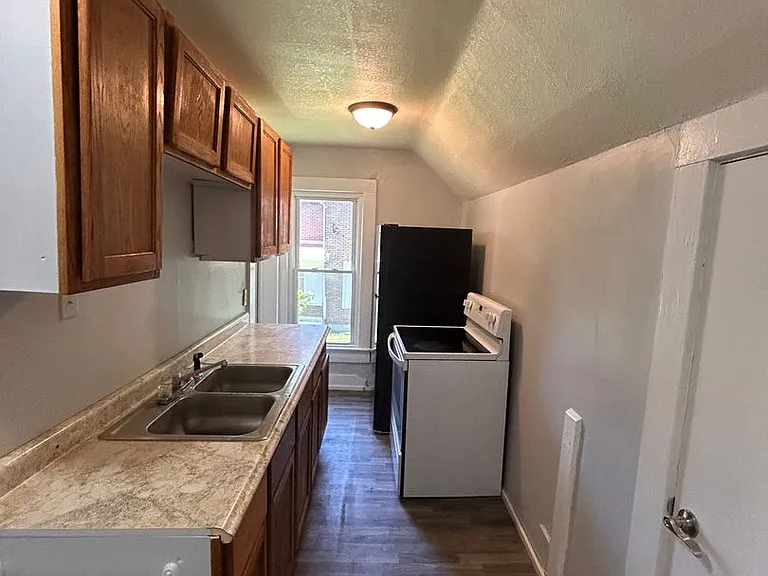 812 Huestis Ave — Photo 3