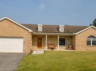 442 Cunningham Dr, Falling Waters, WV 25419
