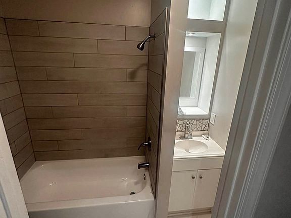 5th image of 4521 Parkwood Ln #2