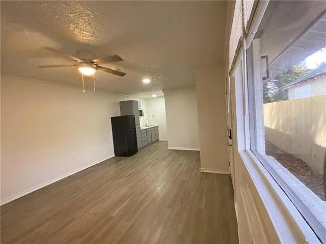 715 E 6th St — Photo 5