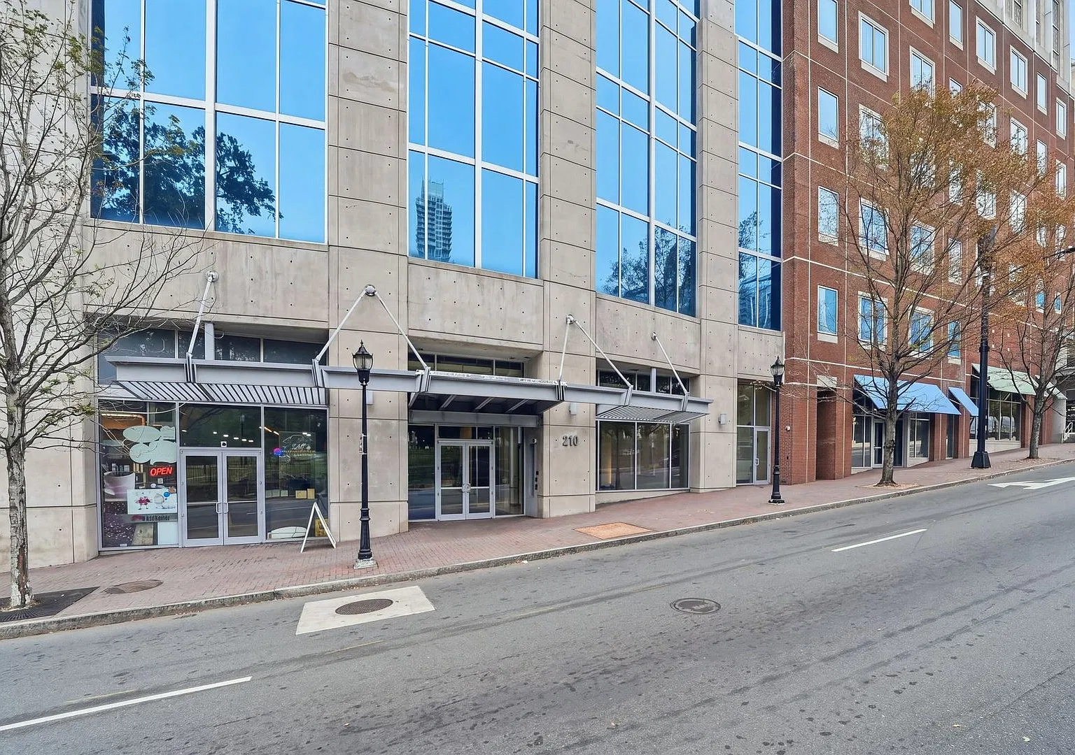 Experience Uptown Charlotte living from the 16th floor of Avenue Condominiums! — Photo 2