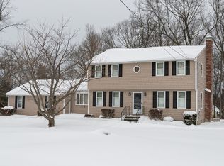 28 Bridle Path Rd, Dracut, MA 01826