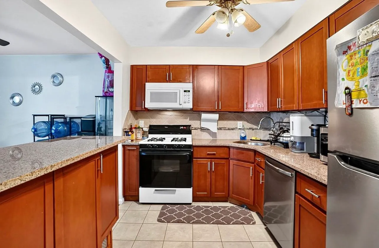 3 bed, $2,400 — Photo 3