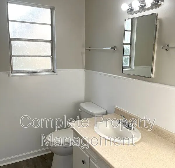 1108 Hall St — Photo 14