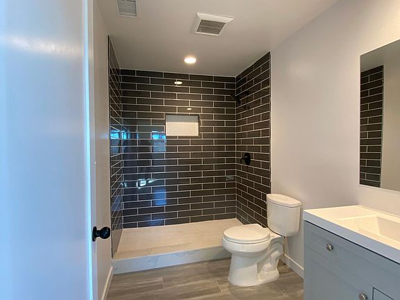 5th image of 14243 Victory Blvd #203-205
