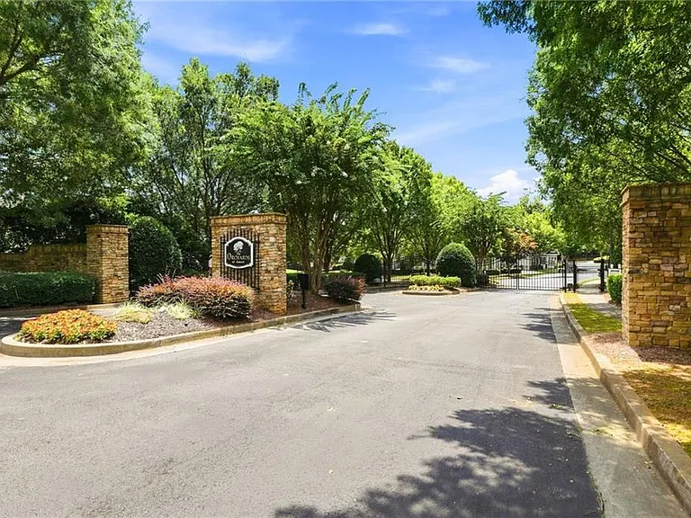3204 Village Ln — Photo 47