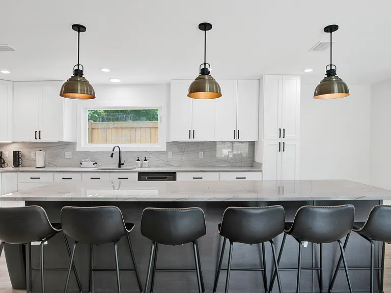 Seating for 6 on this massive granite/ quartz island. tons and tons of storage space.
