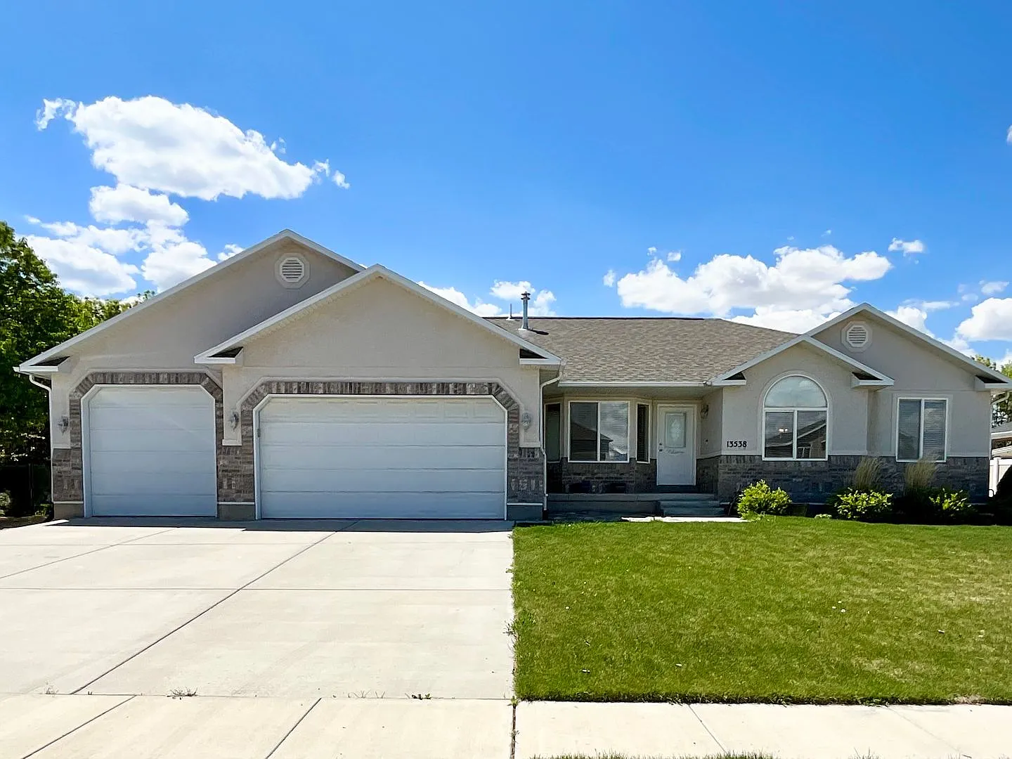 Herriman Rambler with Basement Apartment — Photo 1