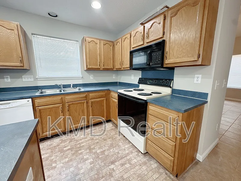 3 bed, 2.0 bath, 1360 sqft, $1,595 — Photo 2