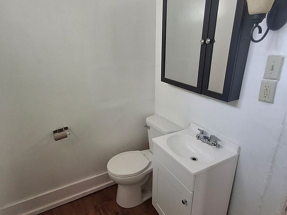 4th image of 1558 N Main St #1