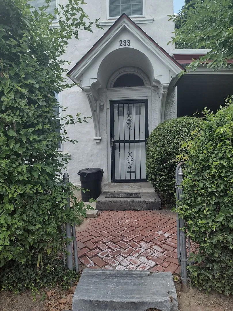 233 W Queen Lane — Photo 1
