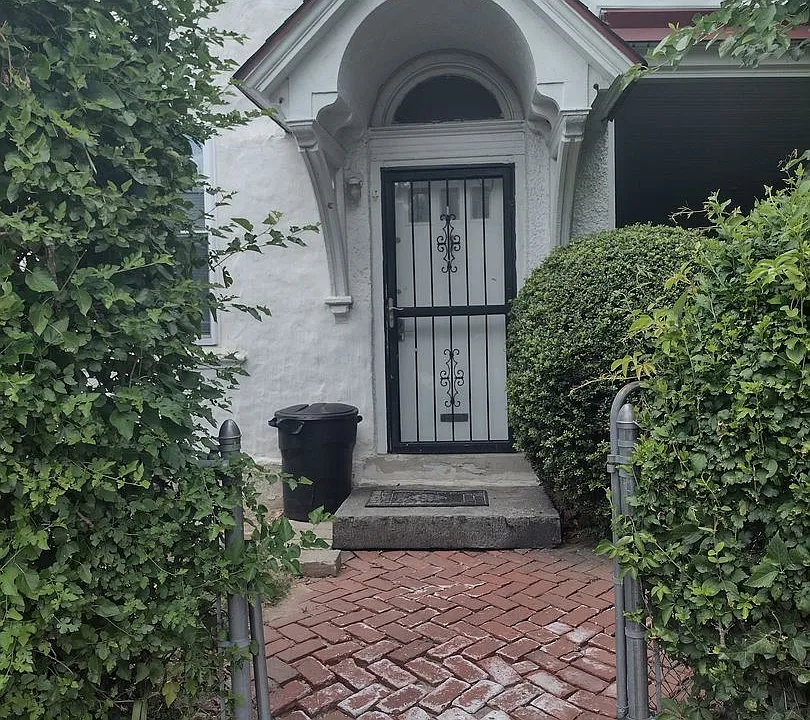 233 W Queen Lane