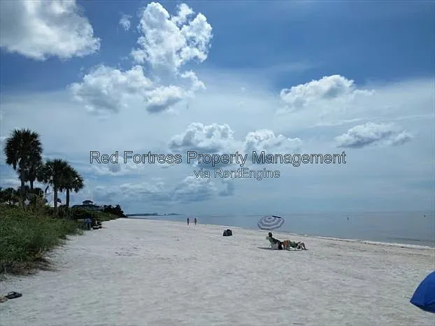 2 bed, 1.0 bath, 824 sqft, $1,700 — Photo 2