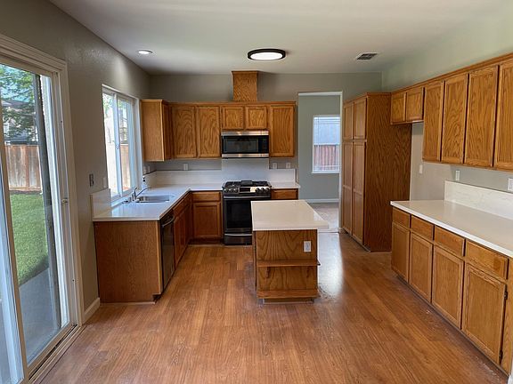 Kitchen - new quartz countertops