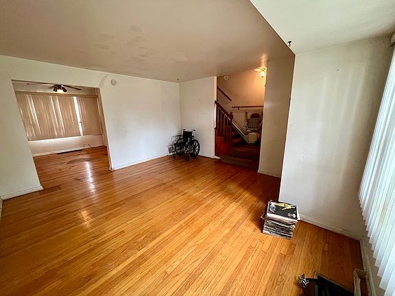 3rd image of 10906 S Eberhart Ave