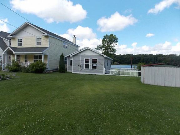 3rd image of 62222 Gilmore Ave