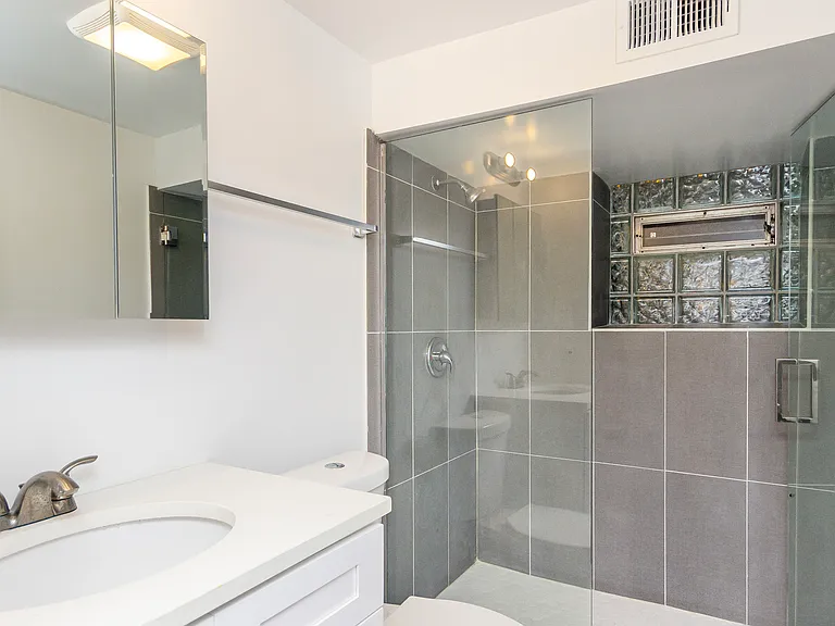 825 N Oakley Blvd #G — Photo 8