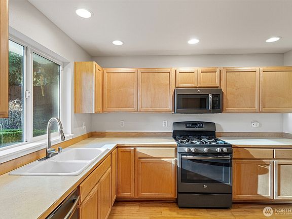 3rd image of 3259 Northlake Way NW