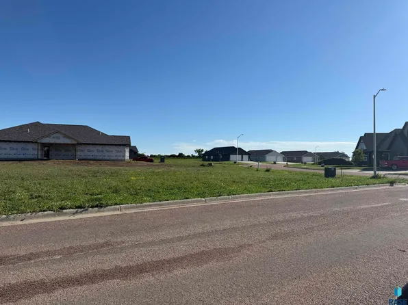104 E 12th St, Hartford, SD 57033