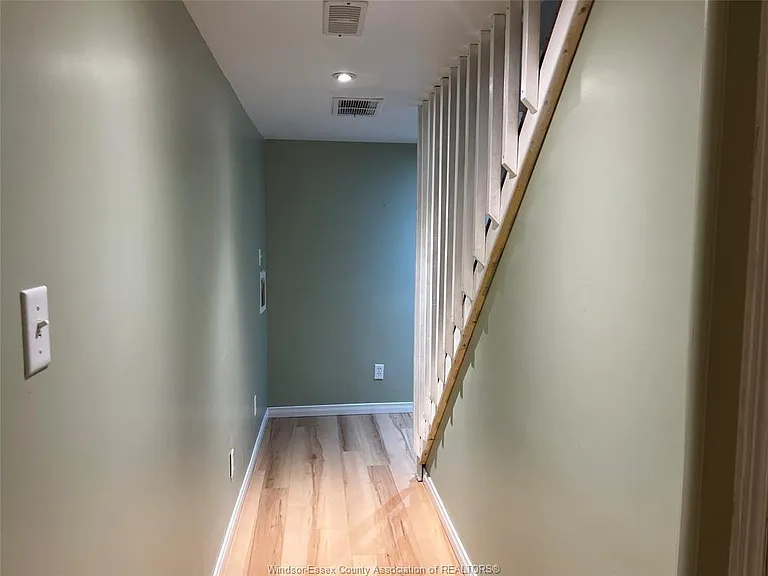 1464 Bayswater Cres — Photo 2