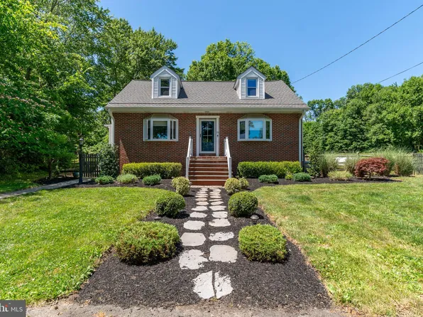 15 Featherbed Ln, Hopewell, NJ 08525