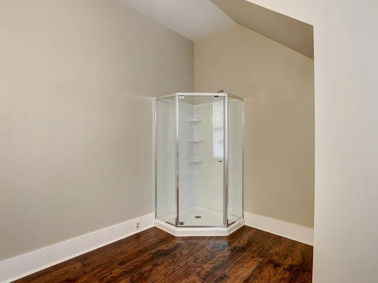 612 W Victory Dr — Photo 10