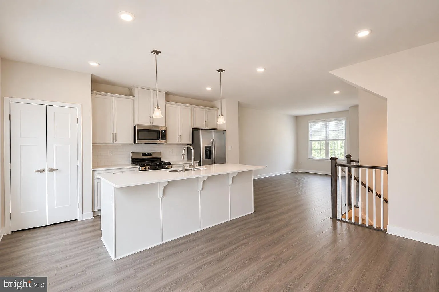 4 bed, 5.0 bath, 2080 sqft, $3,850 — Photo 2