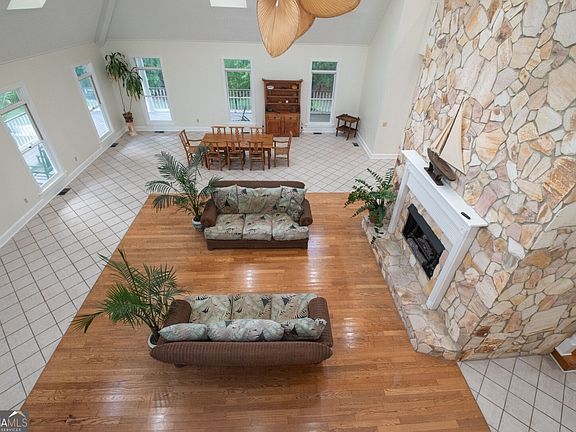4th image of 613 Kings Way