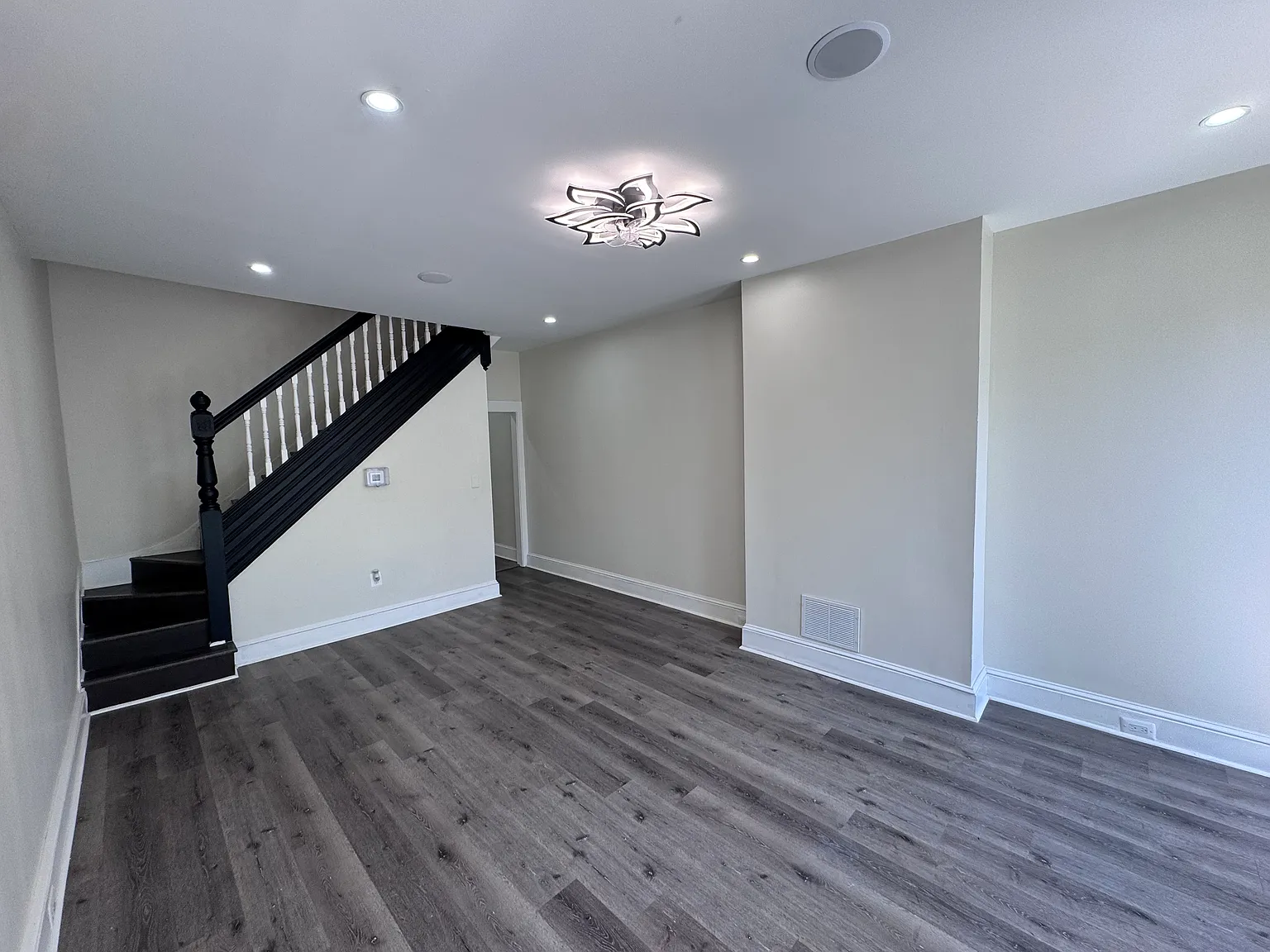 1622 E Lanvale St — Photo 2
