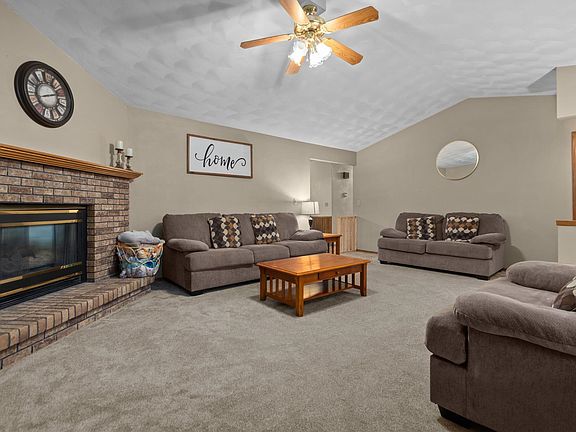 5th image of W2572 Colonial Ct