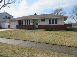 2 Ridgewood Rd, Elk Grove Village, IL 60007