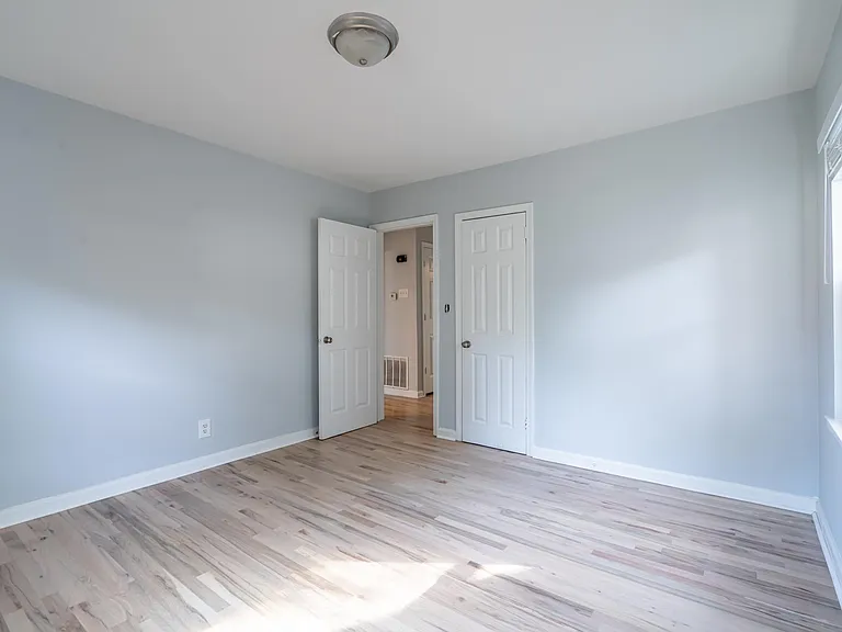211 Sisson Ave NE — Photo 3