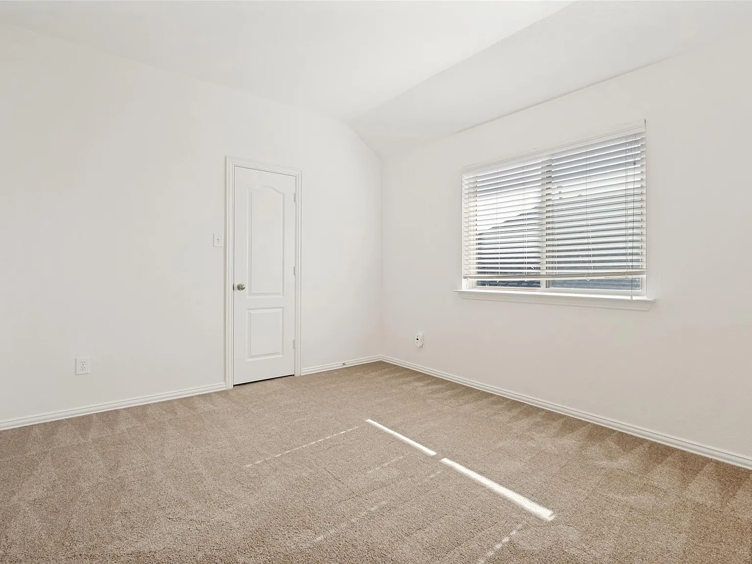4 bed, 2836 sqft, $2,400 — Photo 3