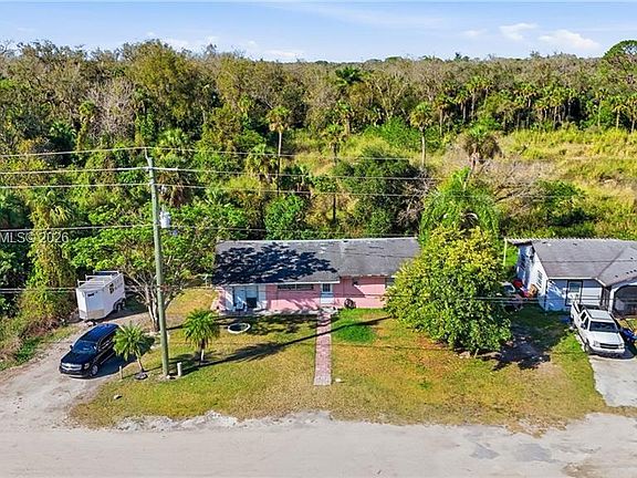 4th image of 829 N Bridge St