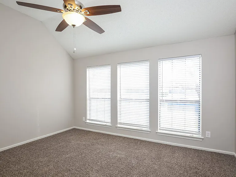 657 Edgewood Dr — Photo 8