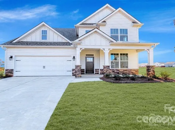 641 Fox Cove Rd, Hendersonville, NC 28792