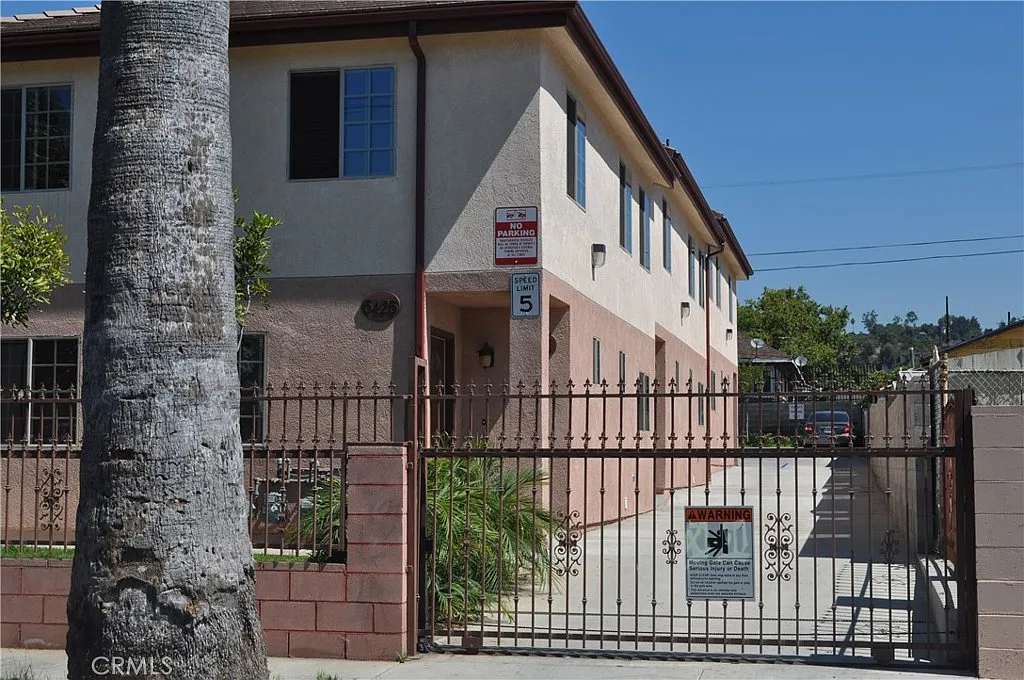 3 bed, 2.5 bath, 8784 sqft, $3,800 — Photo 1