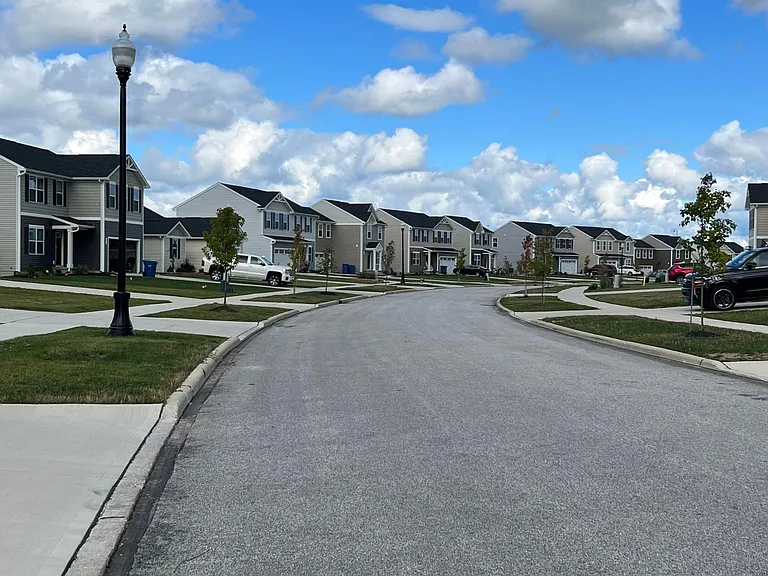 431 Regina Dr — Photo 2