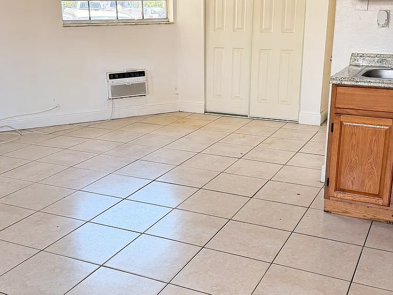640 SW 9th Ct #7 — Photo 10