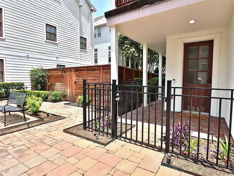 3257 Maxroy St — Photo 2