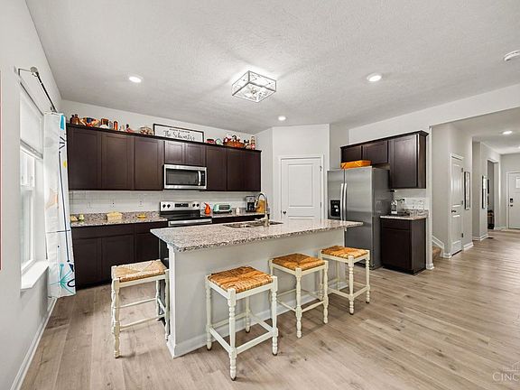 5th image of 83 Marigold Ln