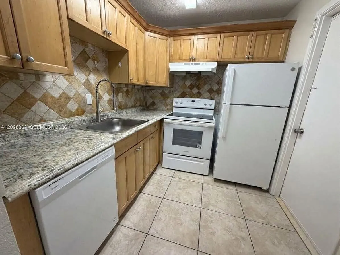 Venice Isles Condo — Photo 4